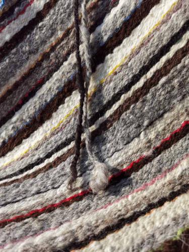 Schussfaden-Enden verschwinden im Gewebe 